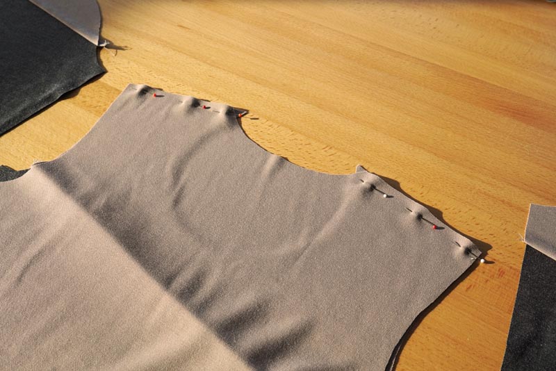 Jak ušít prodlouženou dámskou mikinu - ramenní švy