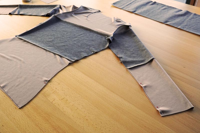 Jak ušít prodlouženou dámskou mikinu - sešití rukávových švů