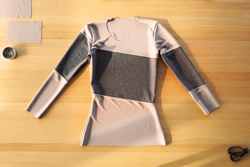 Jak ušít prodlouženou dámskou mikinu - sešití rukávových švů