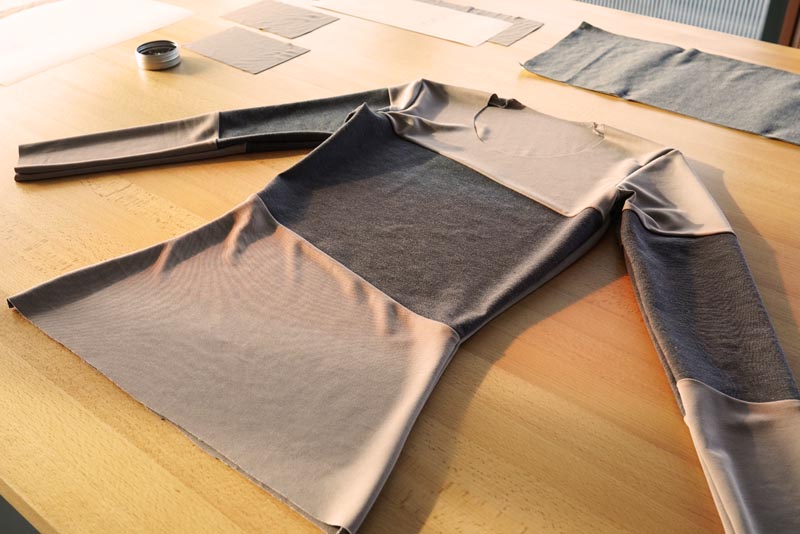 Jak ušít prodlouženou dámskou mikinu - sešití rukávových švů