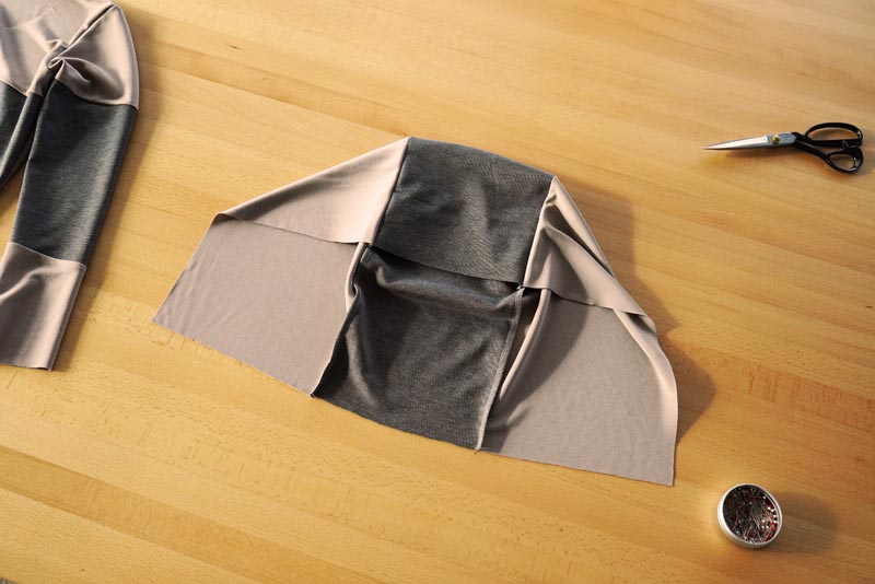 Jak ušít prodlouženou dámskou mikinu - příprava a šití kapuce