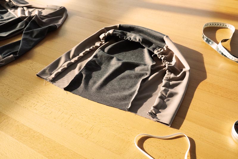 Jak ušít prodlouženou dámskou mikinu - šití kapuce, vložení gumy (pruženky) do tunýlku v kapuci