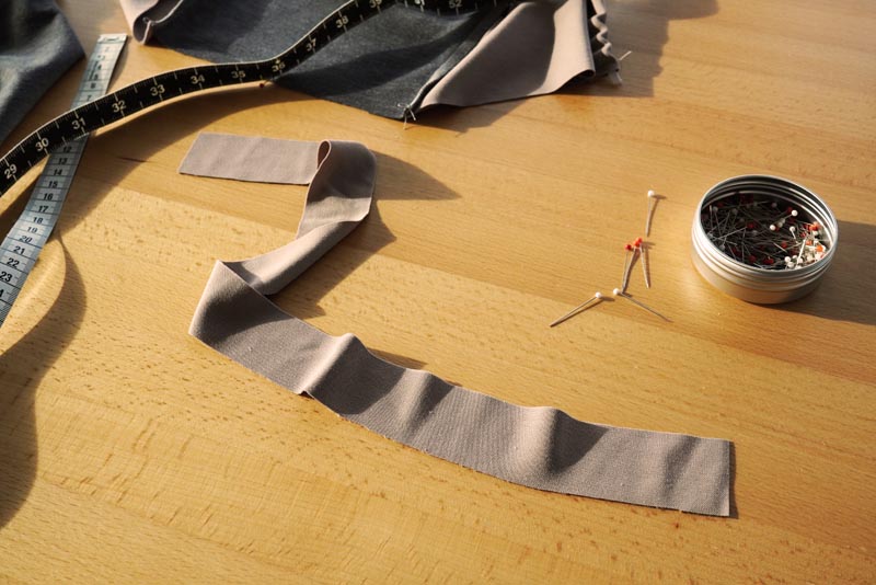 Jak ušít prodlouženou dámskou mikinu - lemování průkrčníku a vsazení kapuce