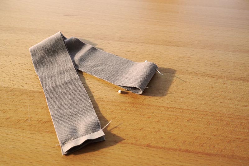 Jak ušít prodlouženou dámskou mikinu - lemování průkrčníku a vsazení kapuce