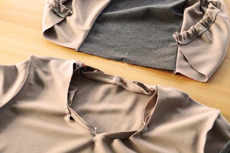 Jak ušít prodlouženou dámskou mikinu - lemování průkrčníku a vsazení kapuce