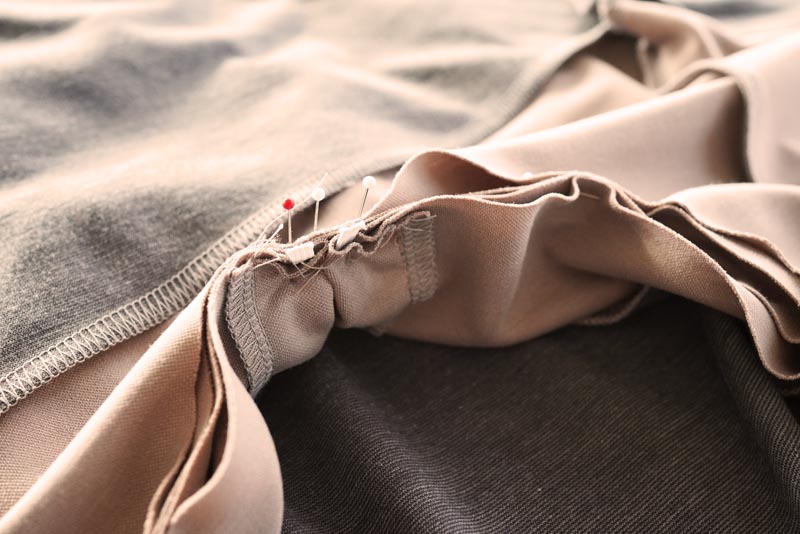 Jak ušít prodlouženou dámskou mikinu - lemování průkrčníku a vsazení kapuce