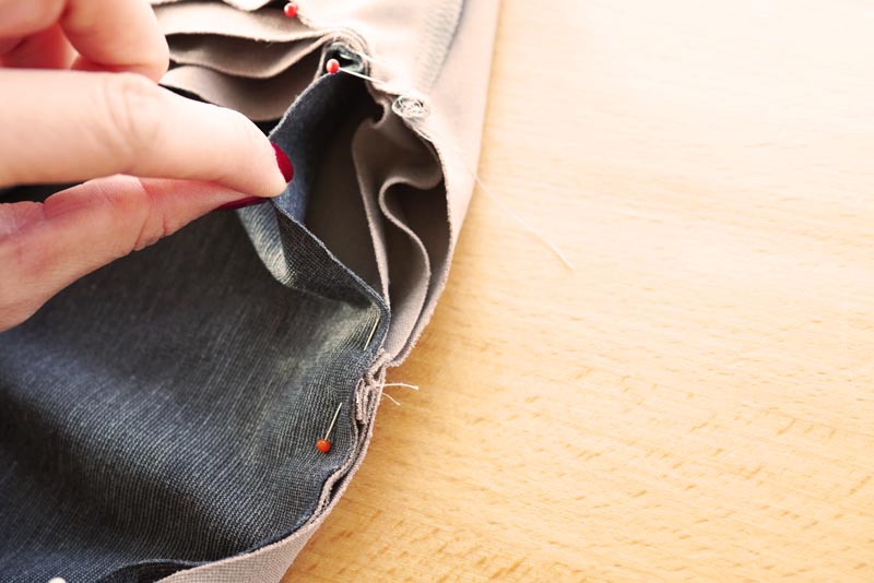 Jak ušít prodlouženou dámskou mikinu - lemování průkrčníku a vsazení kapuce