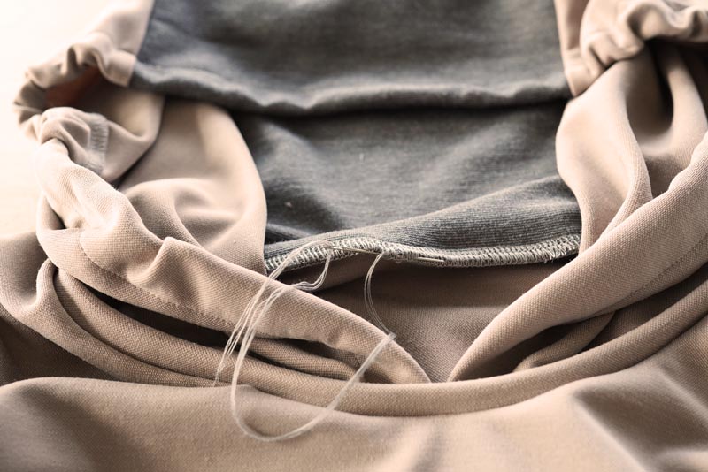 Jak ušít prodlouženou dámskou mikinu - lemování průkrčníku a vsazení kapuce