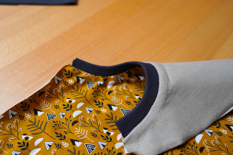 Jak ušít jednoduchou úpletovou sukni - kapsy (dokončení lemů kapsových průhmatů)