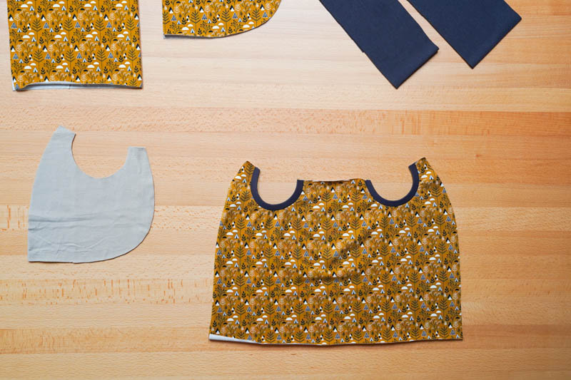 Jak ušít jednoduchou sukni z úpletu - kapsy, výrazný lem v kapsovém průhmatu