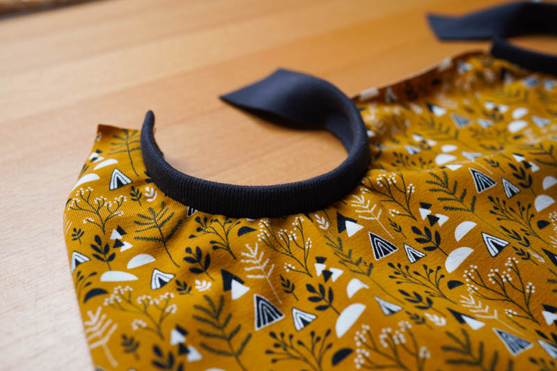 Jak ušít jednoduchou sukni z úpletu - kapsy, výrazný lem v kapsovém průhmatu