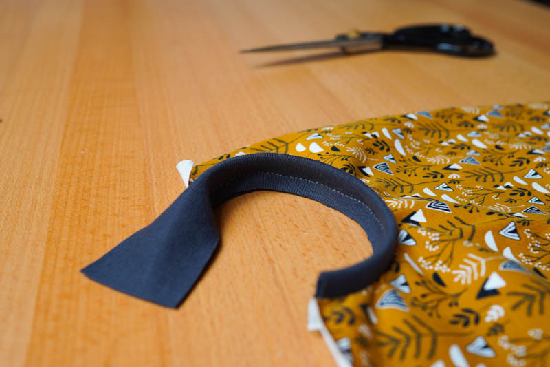 Jak ušít jednoduchou sukni z úpletu - kapsy, výrazný lem v kapsovém průhmatu