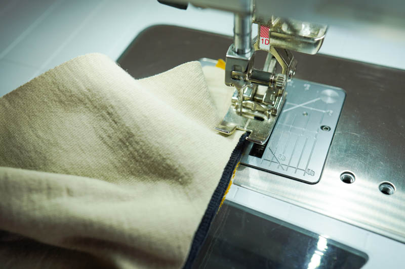 Jak ušít jednoduchou úpletovou sukni - kapsy (dokončení lemů kapsových průhmatů)