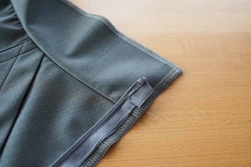 Návod jak ušít dámskou zimní sukni - všití zipu do sukně