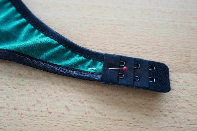 Střih a návod jak ušít jednoduchou měkkou dámskou podprsenku bez kostic (braletku): Podprsenkové zapínání