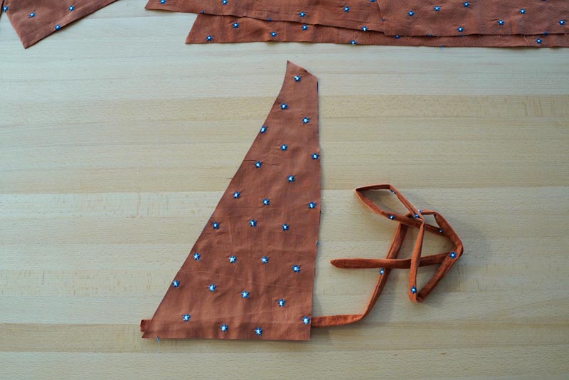 Jak ušít dámské zavinovací šaty - zdvojený přední díl živůtku