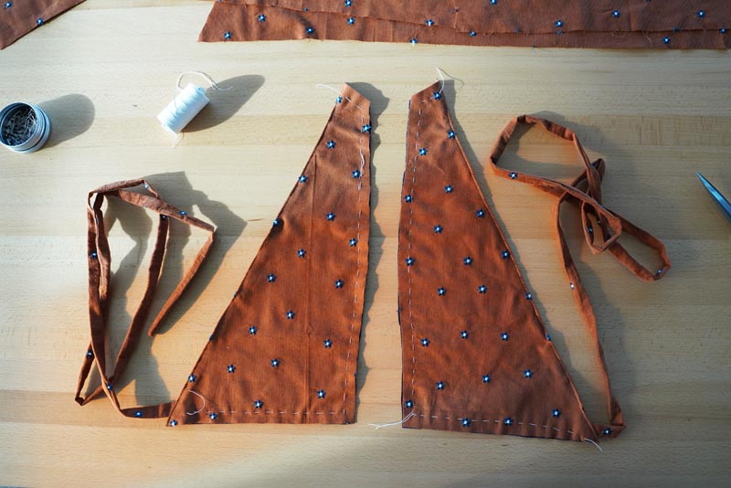 Jak ušít dámské zavinovací šaty - zdvojený přední díl živůtku, sestehování dílců