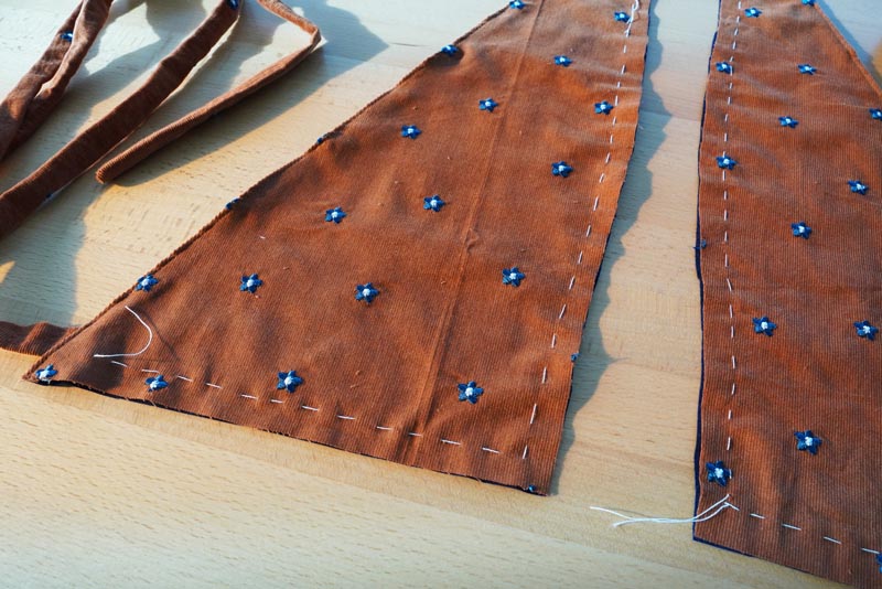 Jak ušít dámské zavinovací šaty - zdvojený přední díl živůtku, sestehování dílců