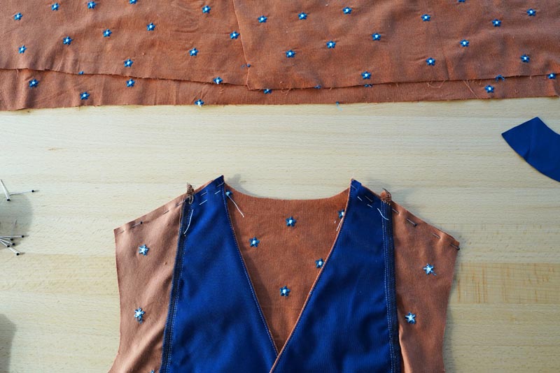 Jak ušít dámské zavinovací šaty - ramenní švy, podsádka ZD