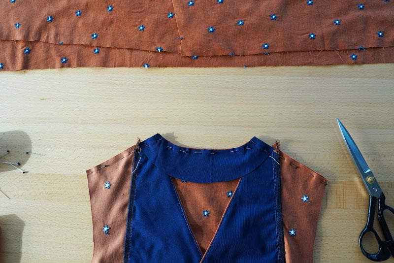 Jak ušít dámské zavinovací šaty - ramenní švy, podsádka ZD