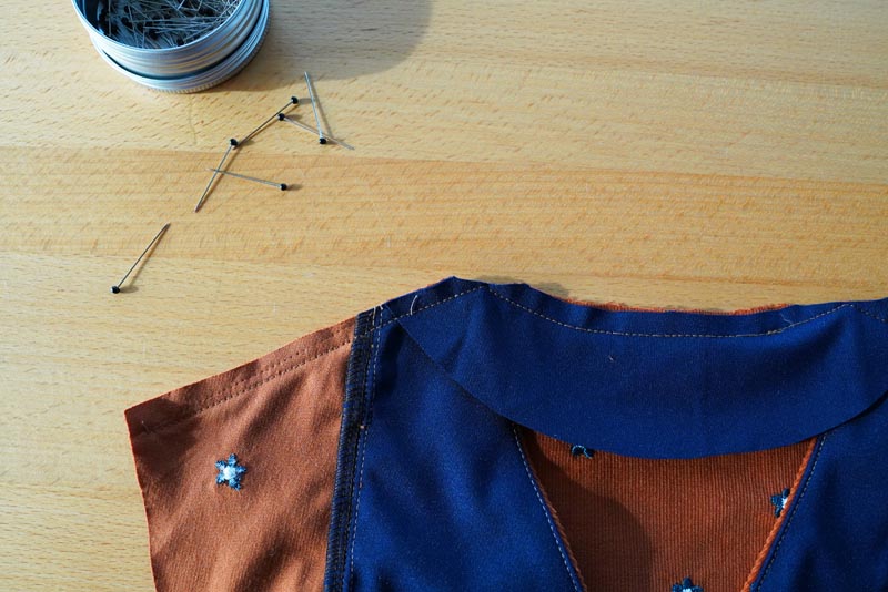 Jak ušít dámské zavinovací šaty - ramenní švy, podsádka ZD