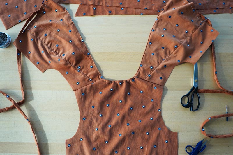 Jak ušít dámské zavinovací šaty - ramenní švy, podsádka ZD