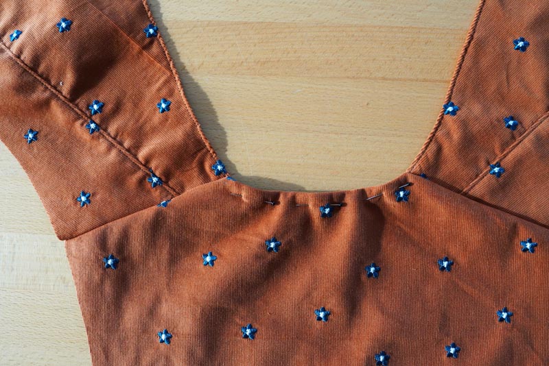 Jak ušít dámské zavinovací šaty - ramenní švy, podsádka ZD