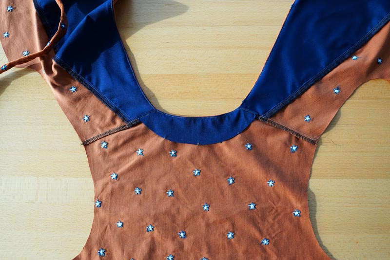 Jak ušít dámské zavinovací šaty - ramenní švy, podsádka ZD