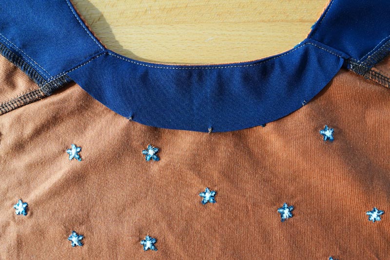 Jak ušít dámské zavinovací šaty - ramenní švy, podsádka ZD