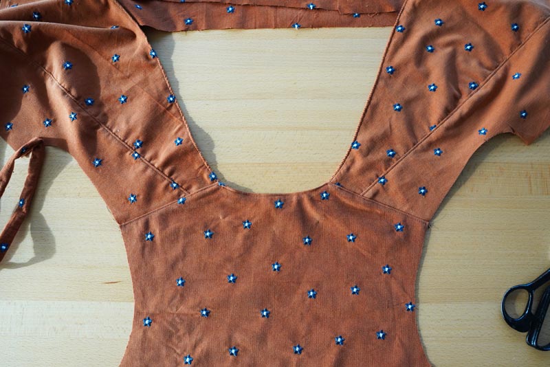 Jak ušít dámské zavinovací šaty - ramenní švy, podsádka ZD