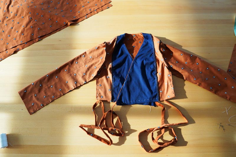 Jak ušít dámské zavinovací šaty - boční a rukávové švy