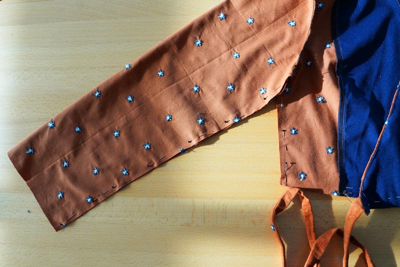 Jak ušít dámské zavinovací šaty - boční a rukávové švy