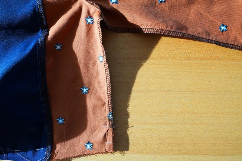 Jak ušít dámské zavinovací šaty - boční a rukávové švy