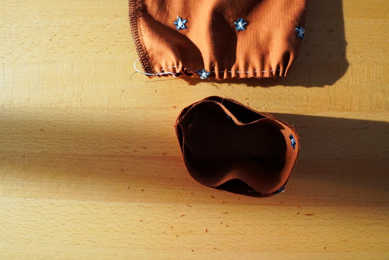 Jak ušít dámské zavinovací šaty - manžety rukávů