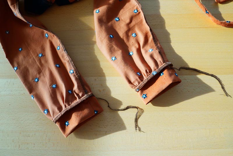 Jak ušít dámské zavinovací šaty - manžety rukávů