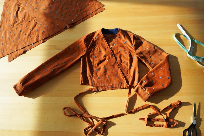 Jak ušít dámské zavinovací šaty - manžety rukávů