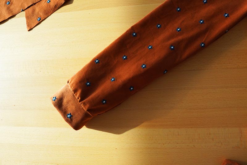 Jak ušít dámské zavinovací šaty - manžety rukávů