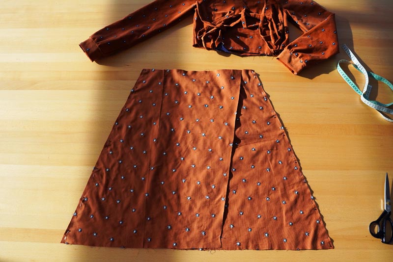 Jak ušít dámské zavinovací šaty - boční švy sukně