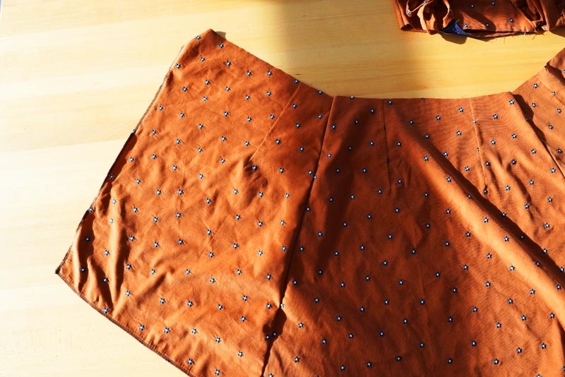 Jak ušít dámské zavinovací šaty - boční začištění krajů sukně
