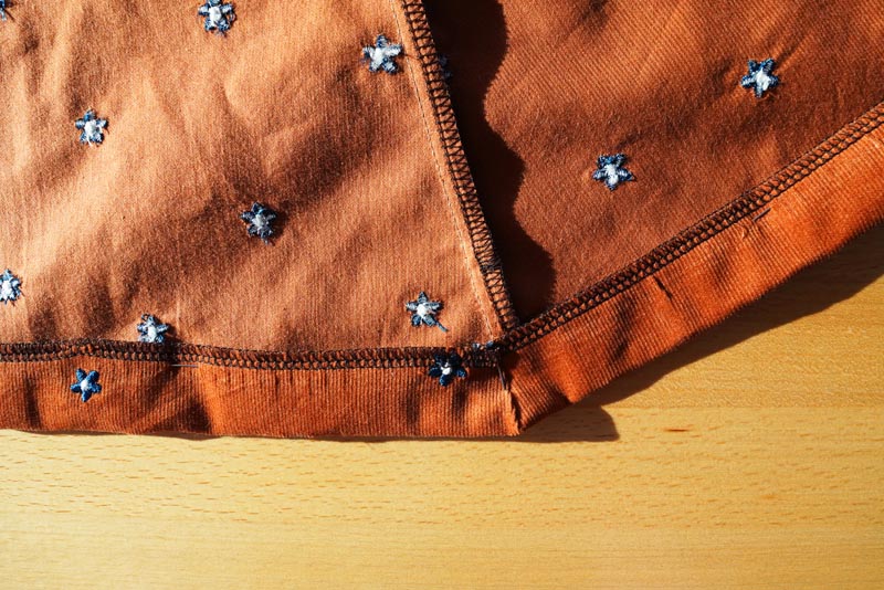 Jak ušít dámské zavinovací šaty - boční začištění krajů sukně