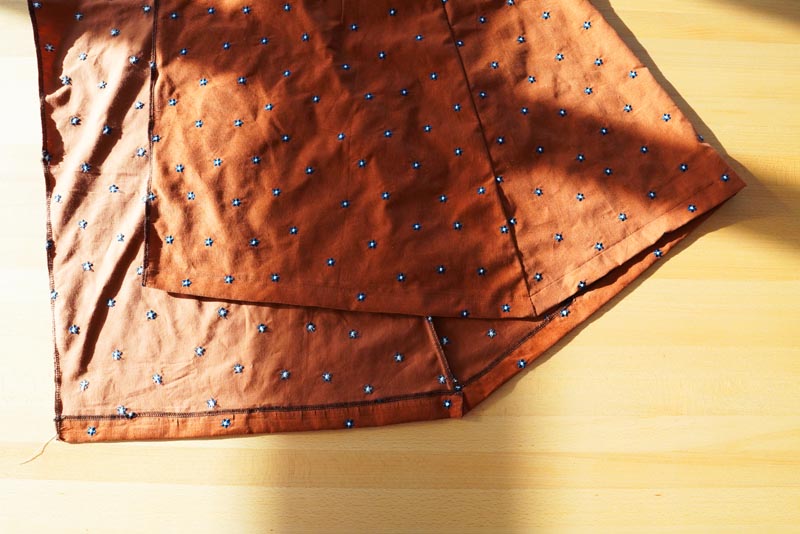 Jak ušít dámské zavinovací šaty - boční začištění krajů sukně