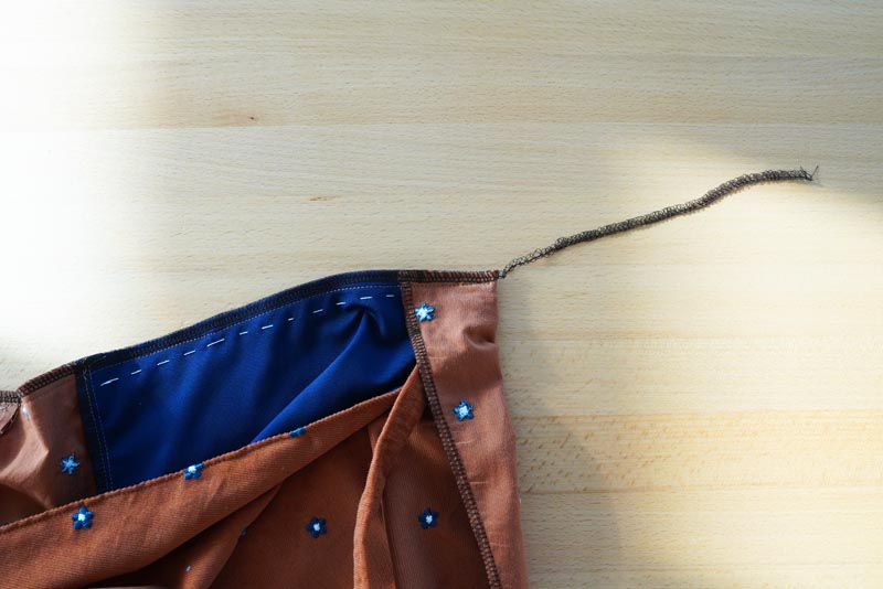 Jak ušít dámské zavinovací šaty - boční kompletace sukně a živůtku