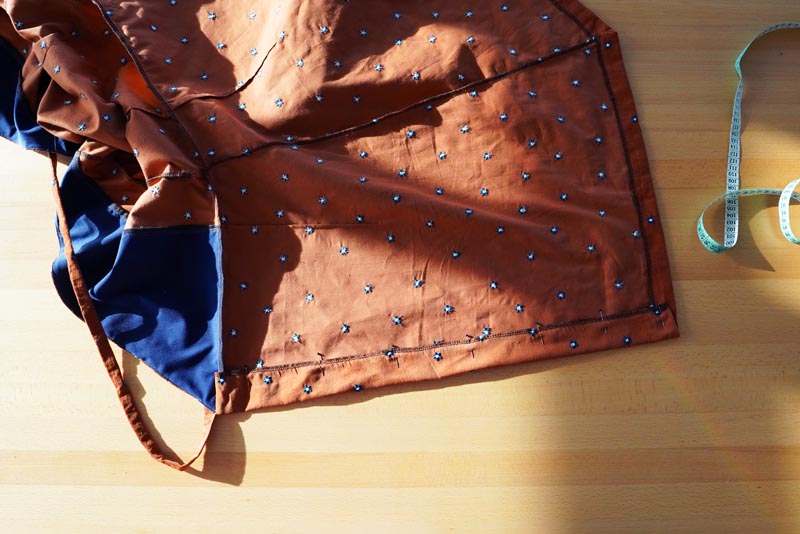 Jak ušít dámské zavinovací šaty - boční založení předních krajů i spodního kraje sukně