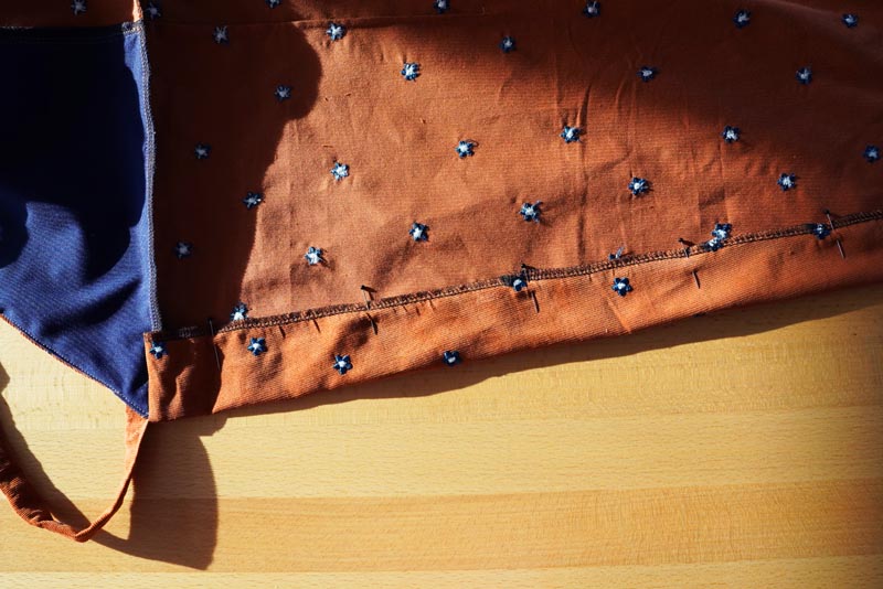 Jak ušít dámské zavinovací šaty - boční založení předních krajů i spodního kraje sukně