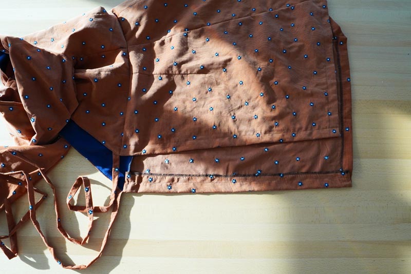 Jak ušít dámské zavinovací šaty - boční založení předních krajů i spodního kraje sukně