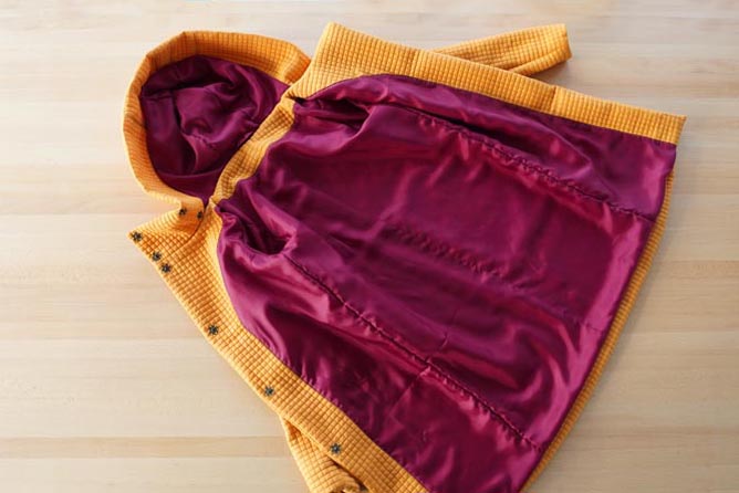 Střih a návod jak ušít dámský prošívaný celopropínací kabát s velkým límcem a kapucí - zapínání na našívací druky