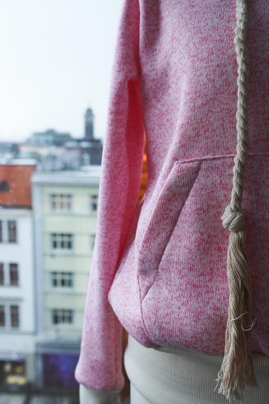 Střih a návod na dámskou mikinu s klokankou a kapucí