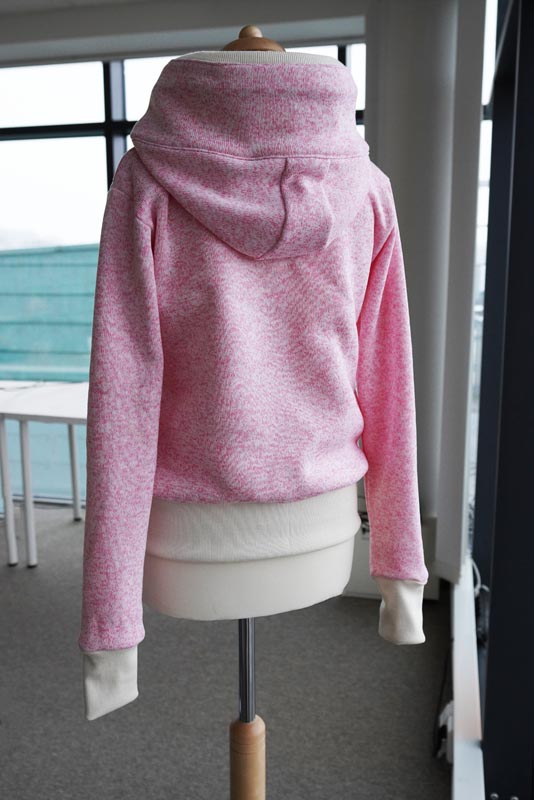 Střih a návod na dámskou mikinu s klokankou a kapucí