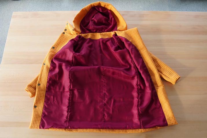 Střih a návod jak ušít dámský prošívaný celopropínací kabát s velkým límcem a kapucí - zapínání na našívací druky