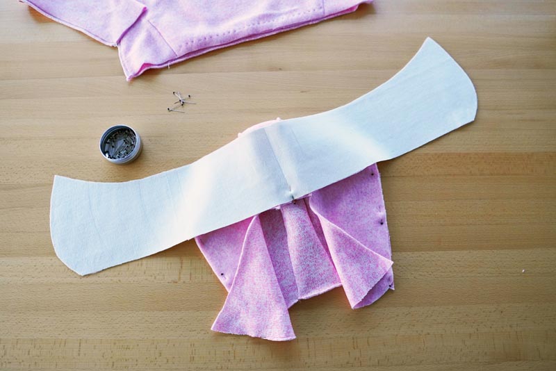 Střih a návod na dámskou mikinu s klokankou a kapucí - kapuce